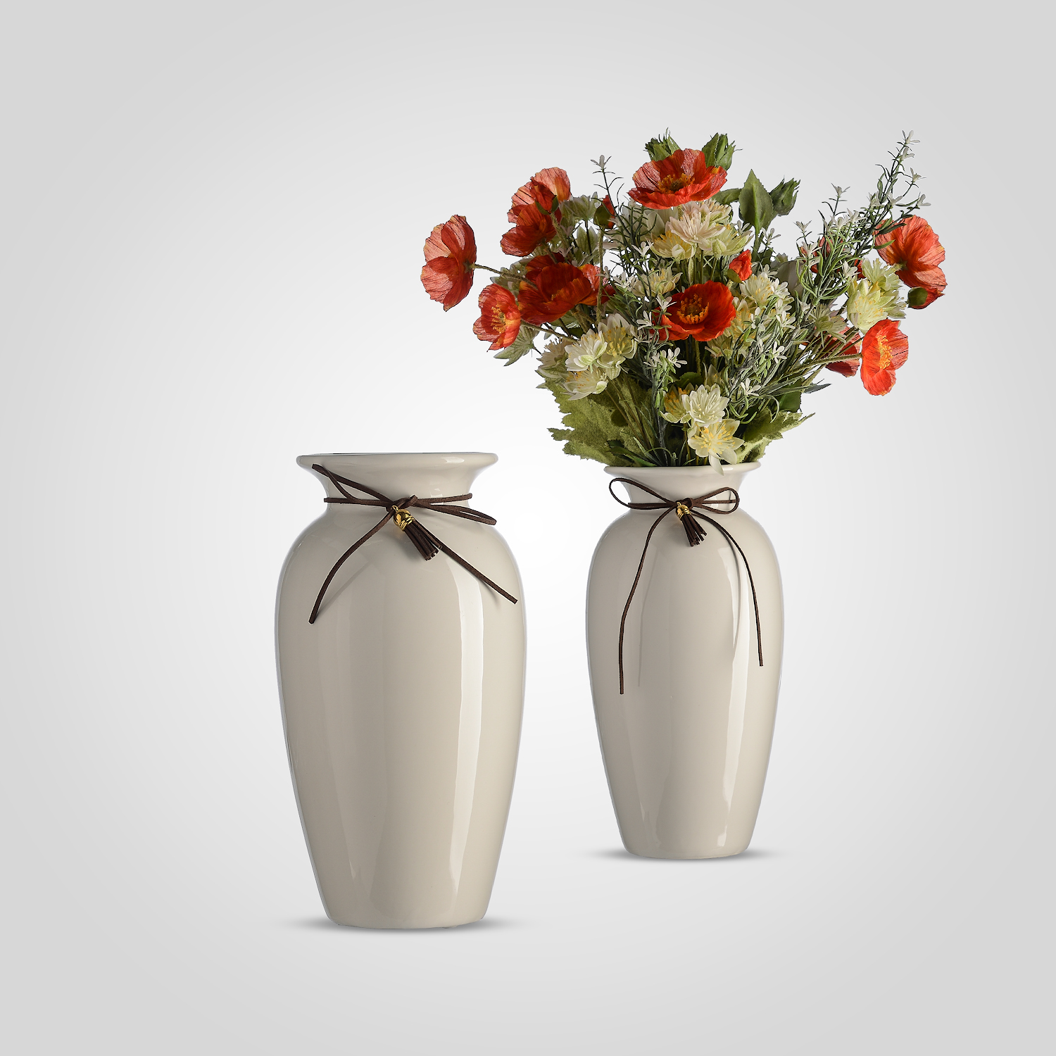 Две новые вазы. Интерьерные вазы. Ваза керамическая интерьерная. Ваза с бантиком. Квадратные вазы.